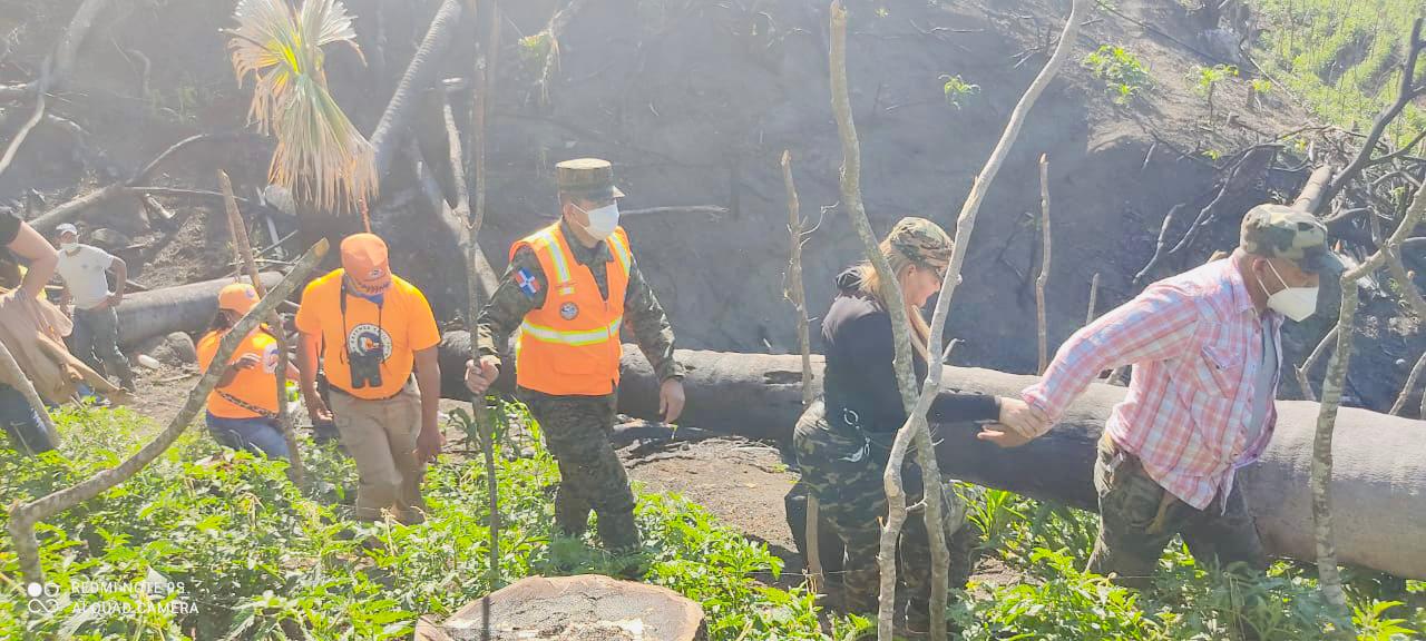 Defensa Civil supervisa zona afectada por incendio forestal en San José de Ocoa