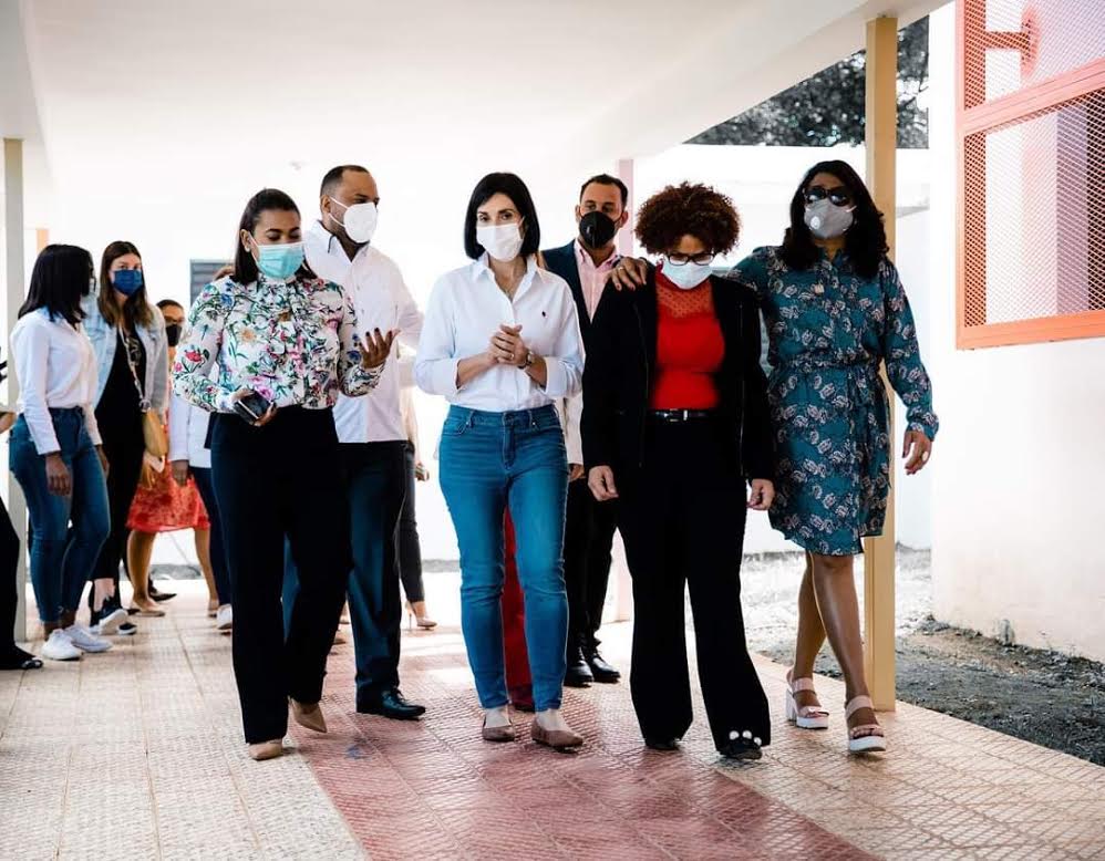 Primera dama supervisa los trabajos de acondicionamiento del hogar de paso para niñas en Jarabacoa