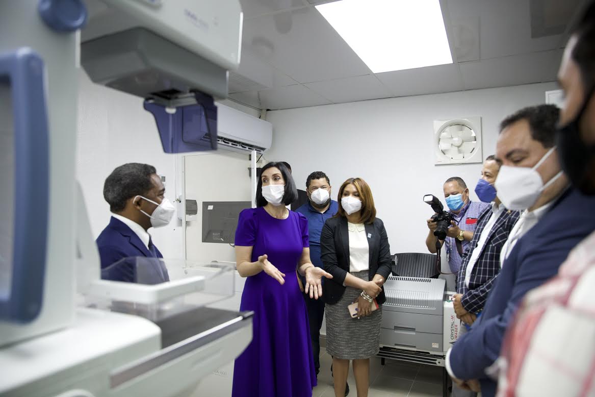 Primera Dama y director del SNS entregan equipos al INCART