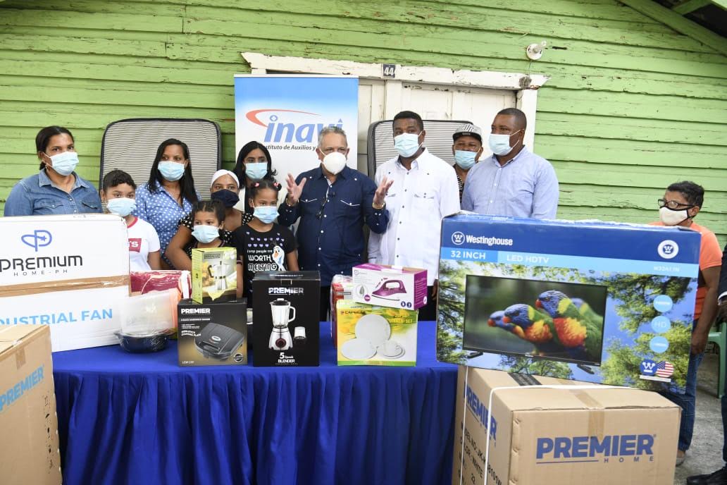 INAVI  entrega  ayuda a familia que perdió un familiar  y todos sus ajuares al incendiarse su vivienda