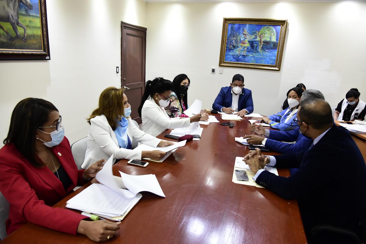 Minerd valora creación Departamento Crédito Educativo