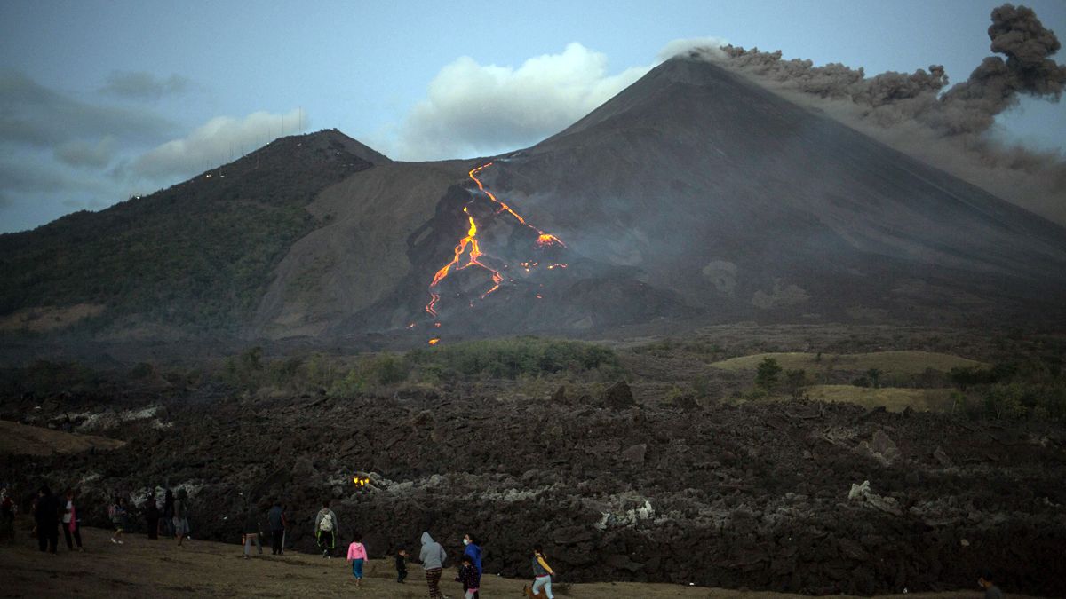 Volcán La Soufrière en San Vicente y las Granadinas entra en erupción