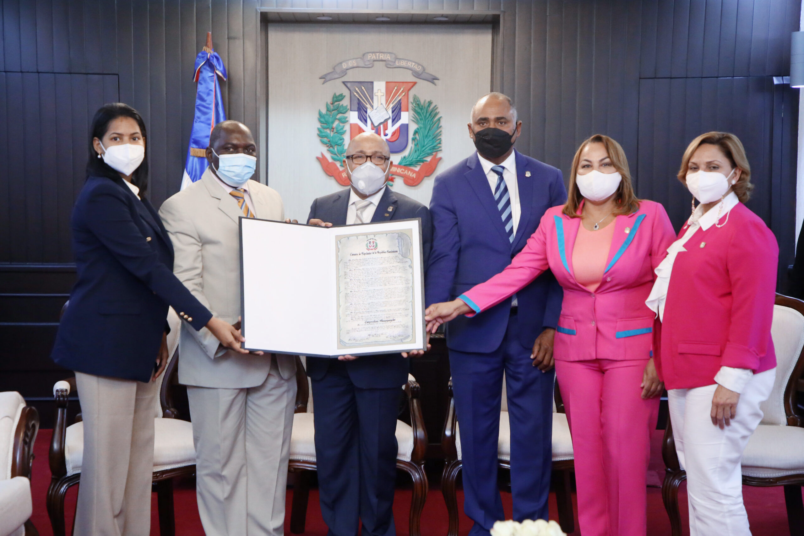 Cámara de Diputados reconoce a la Cooperativa Manoguayabo por sus 70 años de labor