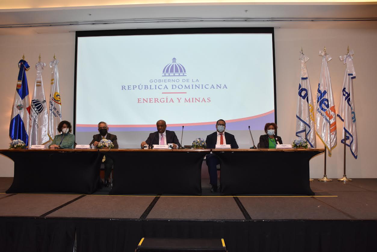 Empresas presentan credenciales para licitación plantas a gas natural y terminal gasífera