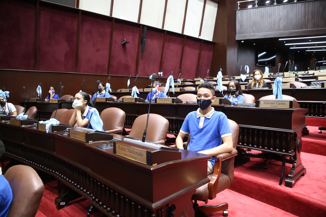 Niños con discapacidad auditiva ejercen como diputados por un día