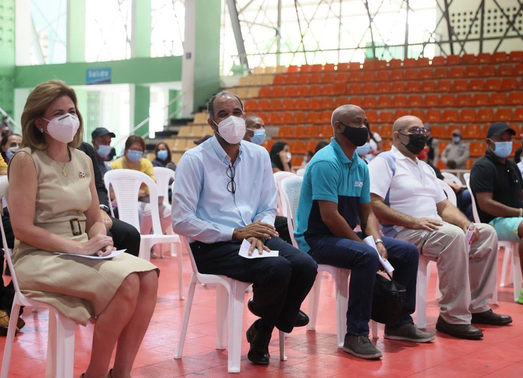 Vicepresidenta recibió primera dosis de vacuna contra COVID-19