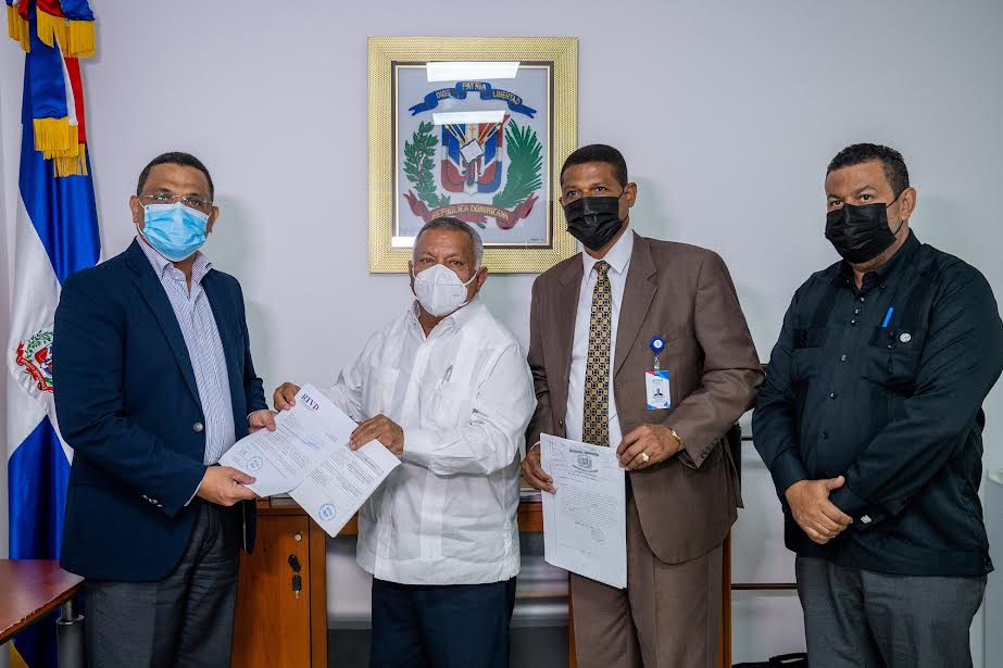 Abinader tiene en programa entregar 400 mil títulos de propiedad