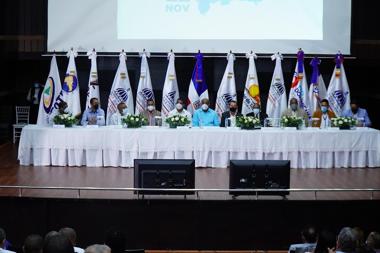 Almonte anuncia iniciativas en favor de mineros y artesanos de Larimar