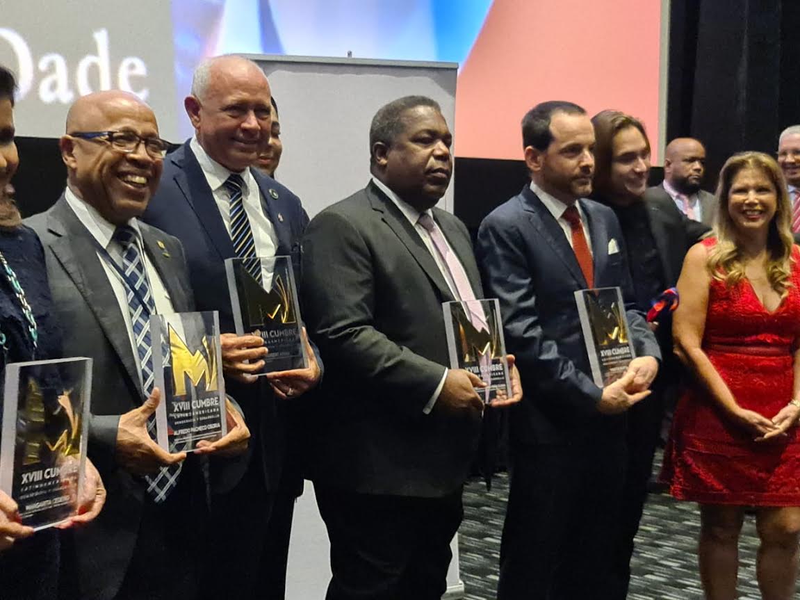 Tony Peña recibe premio al »Líder Político Social Latinoamericano 2021»