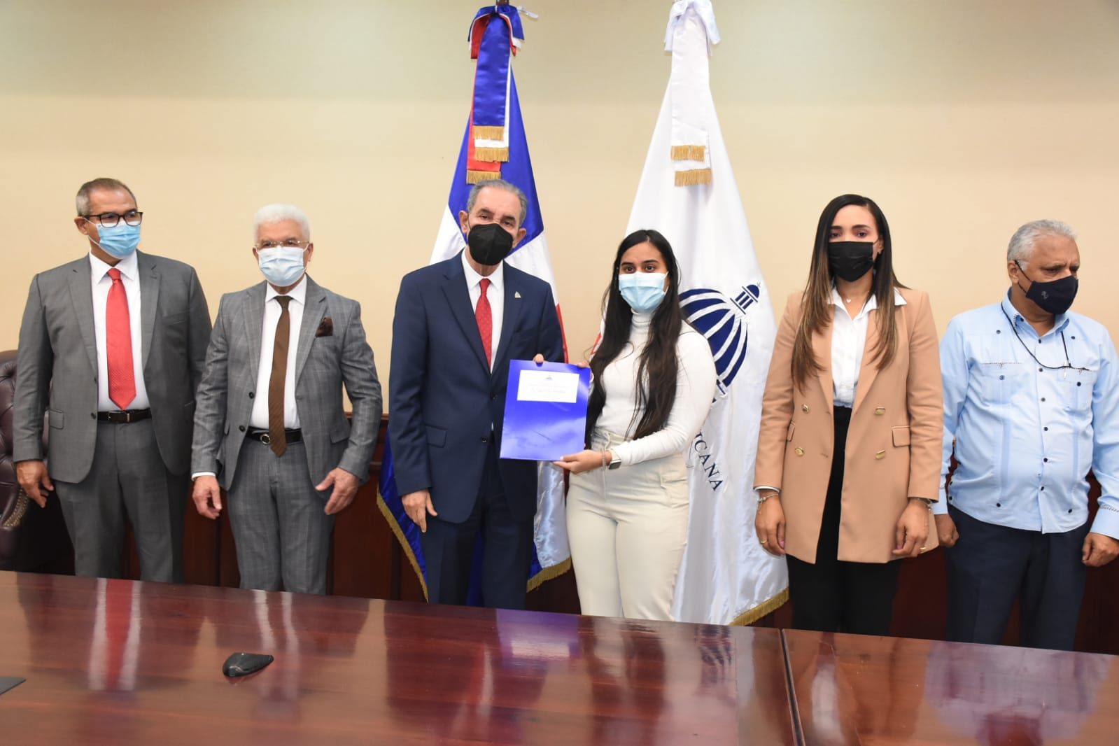 Al despedir 115 jóvenes a Estados Unidos y Brasil, titular Mescyt, Franklin García Fermín, asegura becas se otorgan en base a méritos académicos