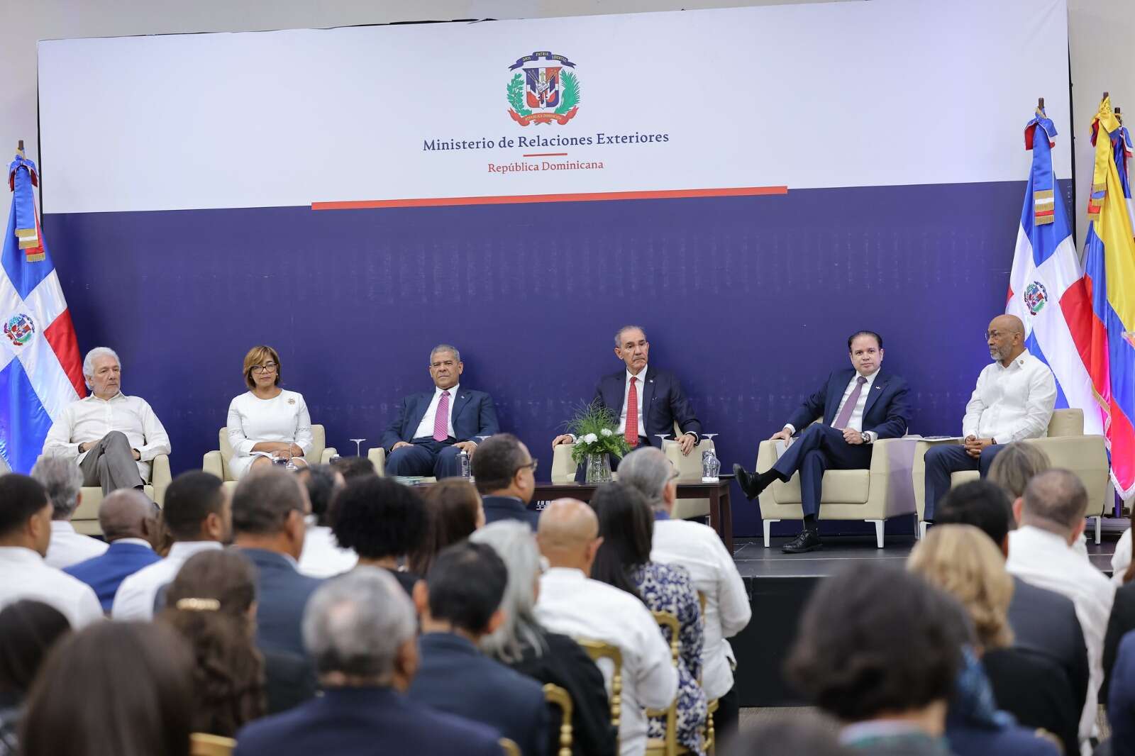 MIREX logra cooperación de Colombia con más de 10 mil becas para dominicanos