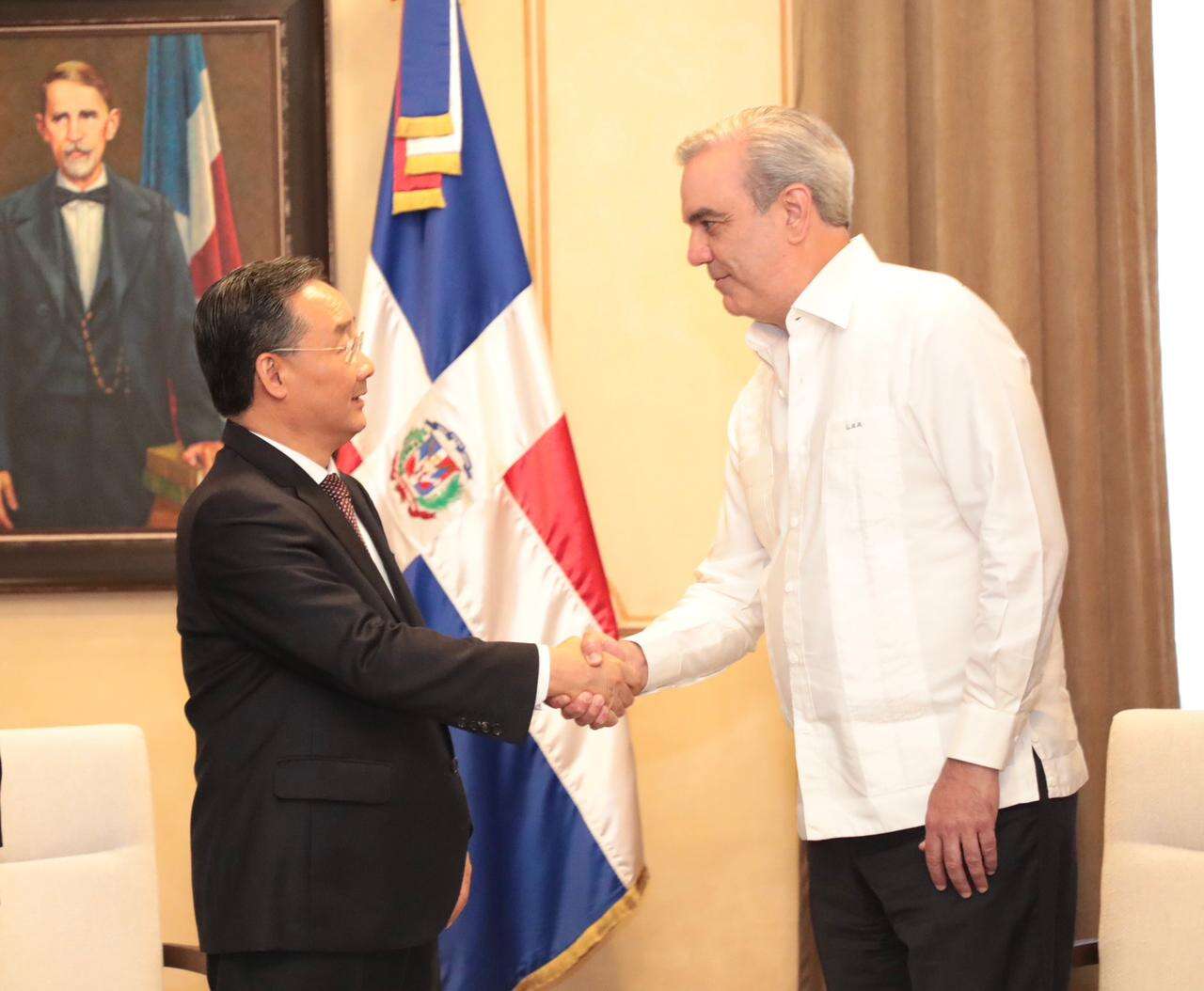 Abinader recibe al Ministro de Agricultura de China para tratar temas de interés bilateral.