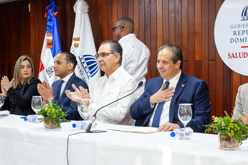 Víctor Atallah asume como ministro de Salud Pública