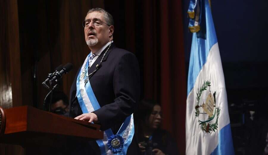 Arévalo asume la presidencia tras horas de retraso