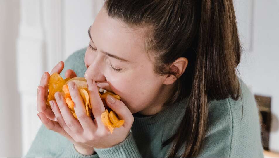 Hambre emocional: Consumo de alimentos en respuesta a emociones en lugar de necesidad física.