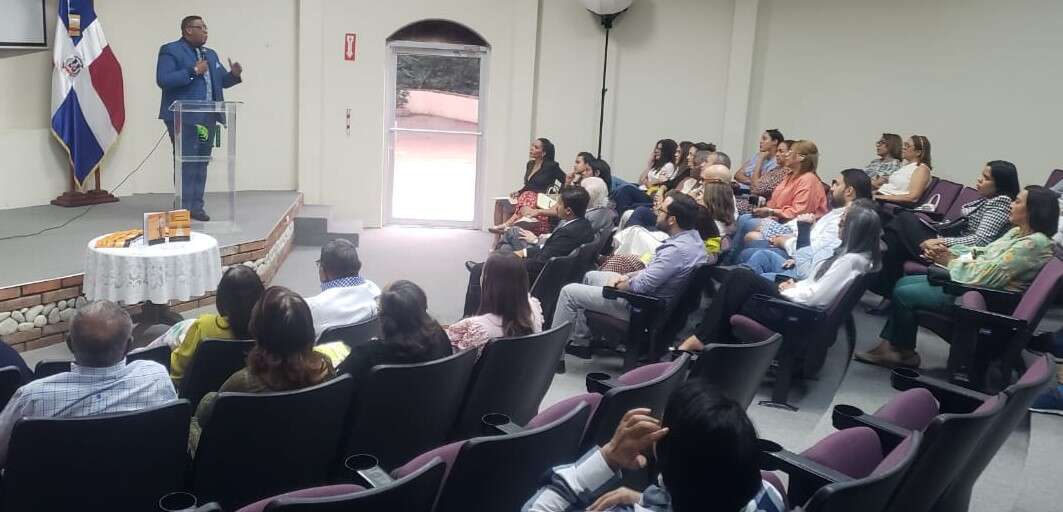 Catedrático lanza libro “Con Obstáculos, pero sin Limitaciones”