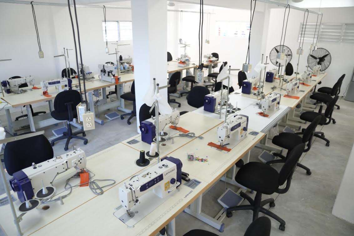 Entidades entregan Centro Textil en Quita Coraza de Vicente Noble para plan de capacitación