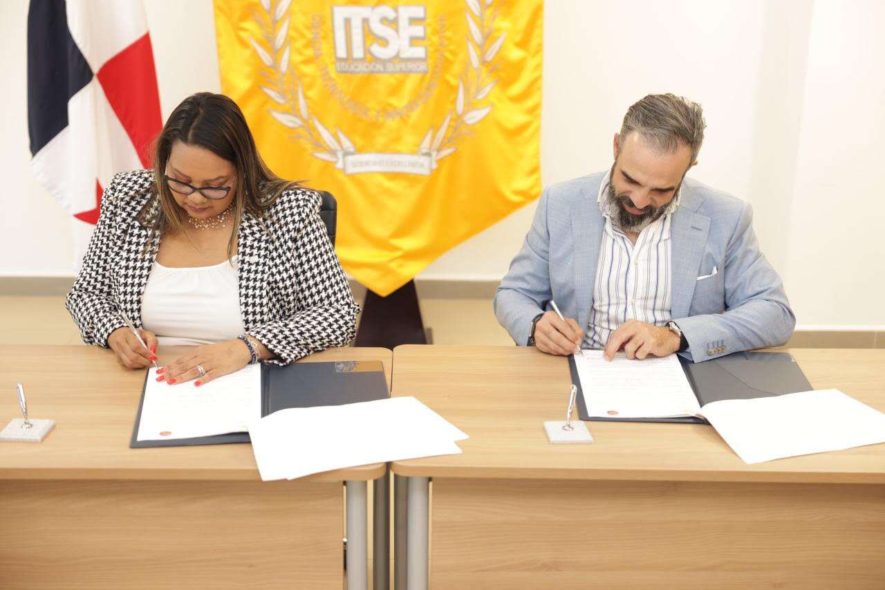 ITSE Panamá y IQTEK firman convenio para impartir educación sobre las TIC