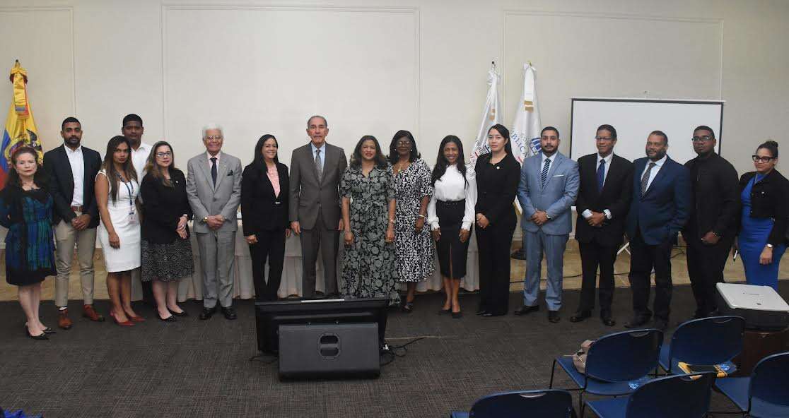 RD gradúa estudiantes ecuatorianos del programa de Inglés de Inmersión para la Competitividad