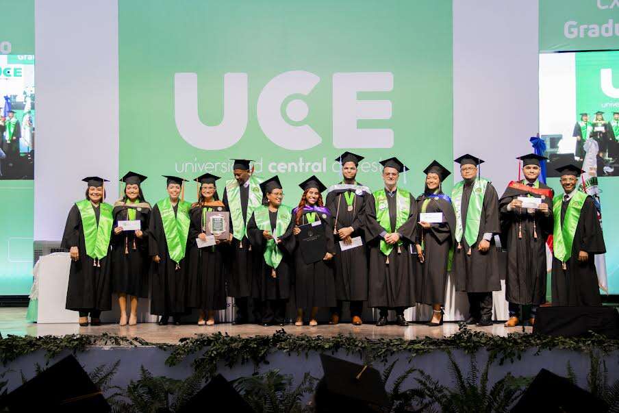 UCE gradúa 399 nuevos profesionales en su CXLV investidura de grado