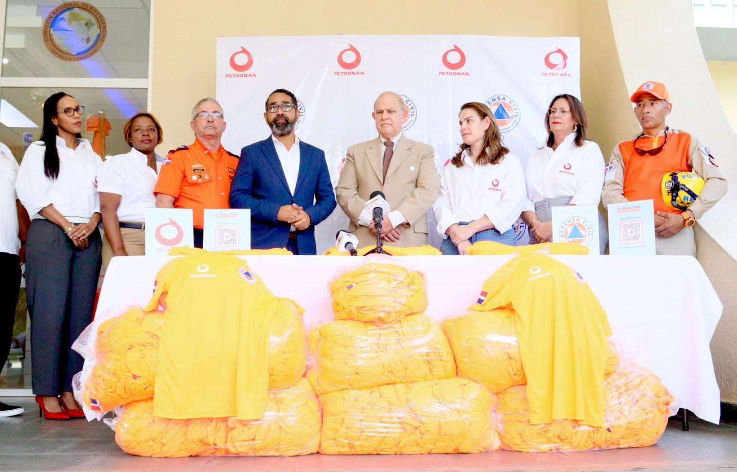 Defensa Civil recibe de Petronan 5,000 t-shirts para Operativo Semana Santa 2024