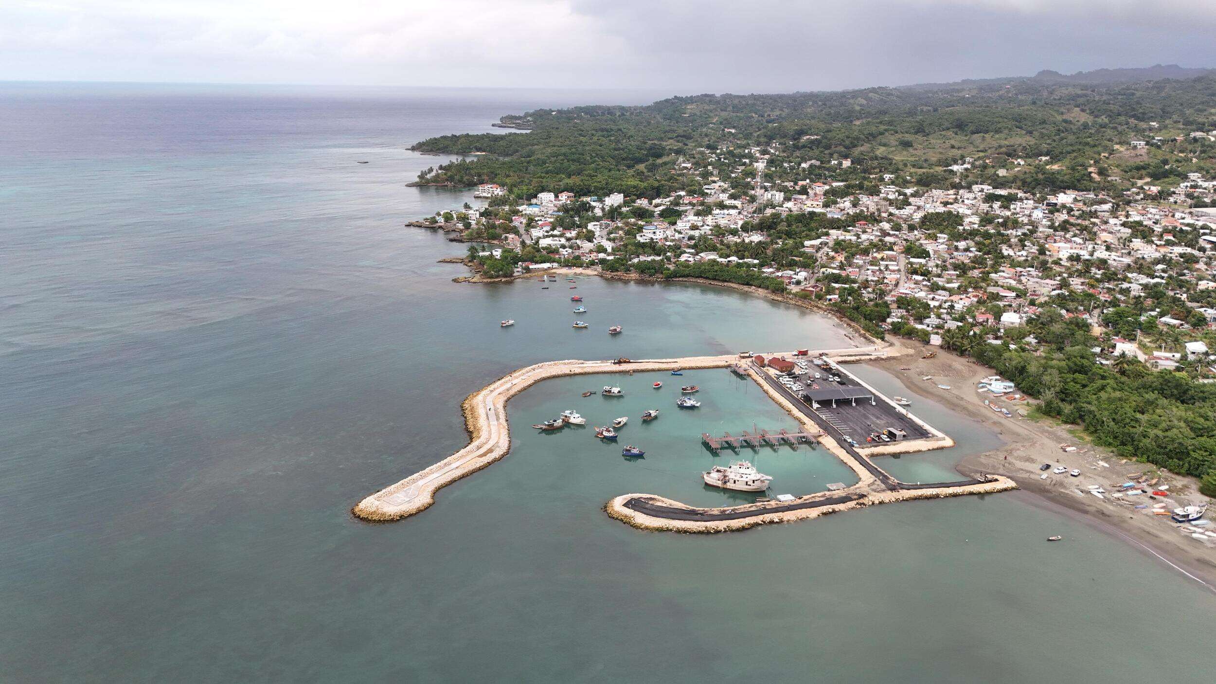 Presidente Luis Abinader inaugura muelle turístico y pesquero en Río San Juan y Cabrera