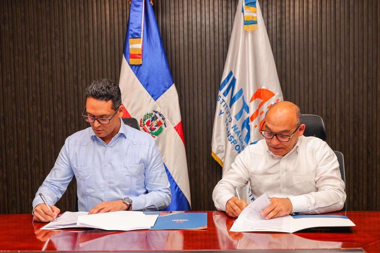 Intrant y Comisión Presidencial firman convenio para implementar paradas de motociclistas