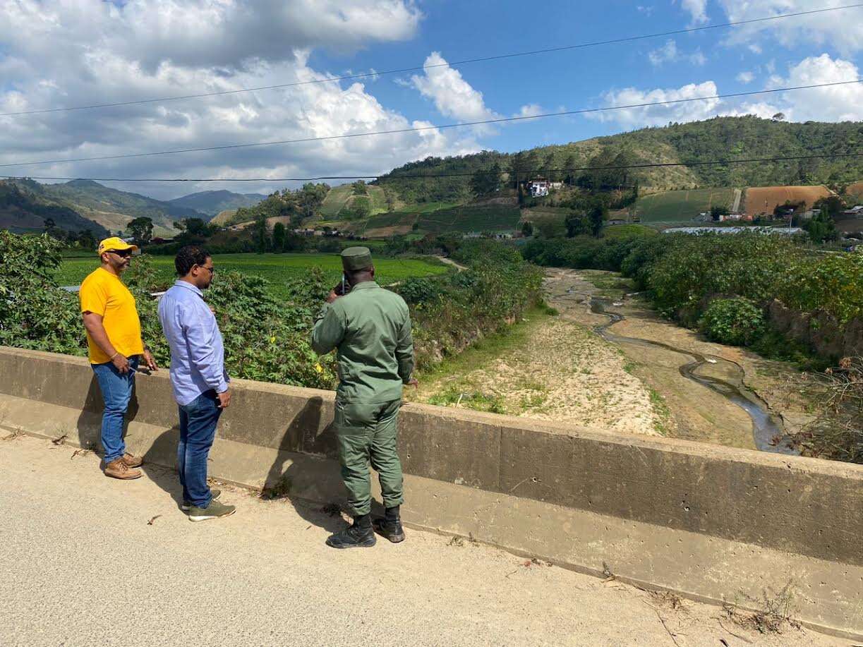 Medio Ambiente y el SENPA mantienen labores de inspección en el río Tireo.