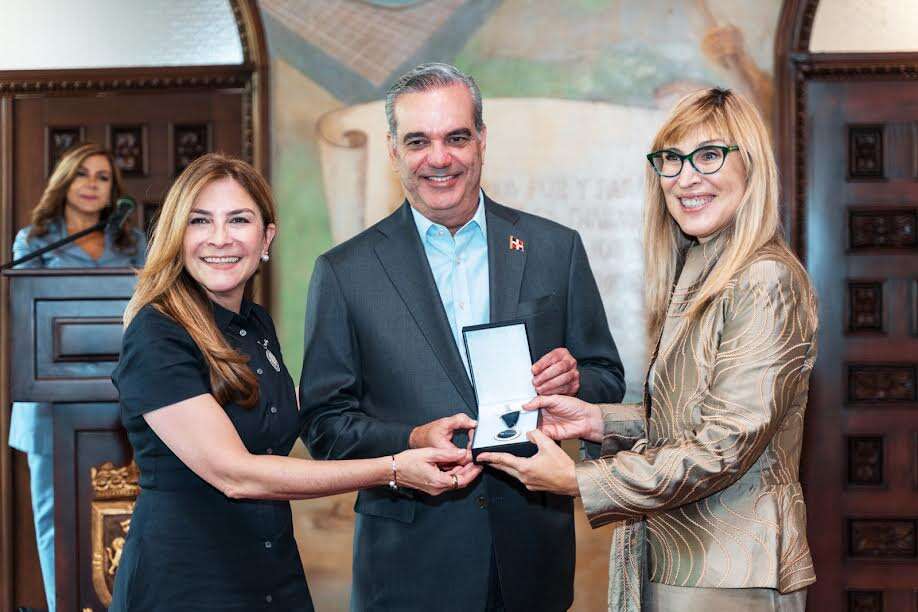 CEAPI entrega primeras medallas a Luis Abinader y a Ito Bisonó