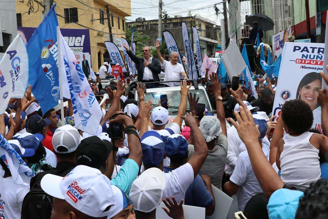 Abinader recorre bajo lluvia los populosos sectores de los Guaricanos en SDN