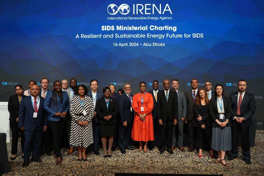 RD impulsa energías renovables para reducir dependencia de combustibles fósiles.