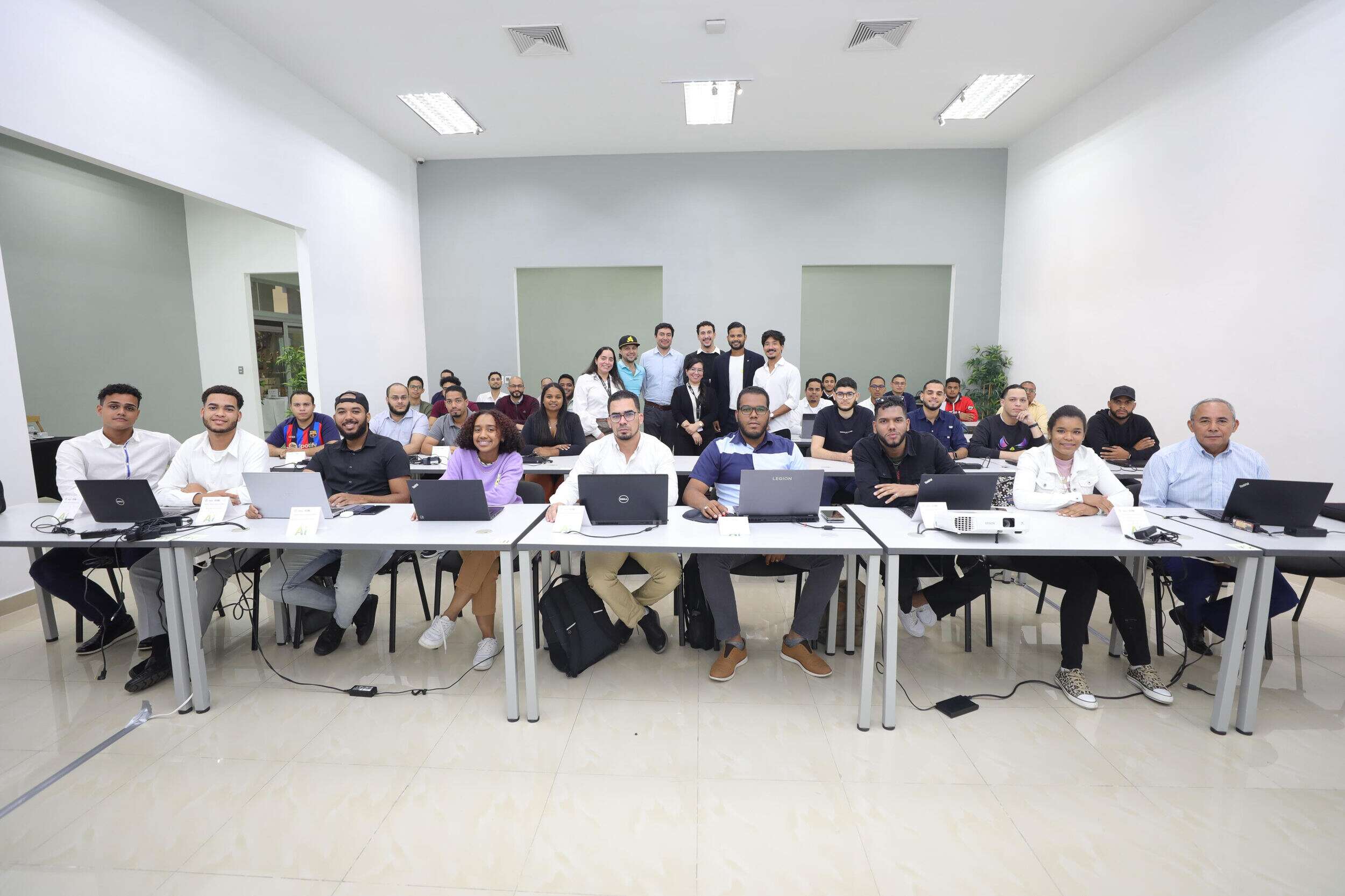 Semilleros Digitales: Formación en STEM e IA para Jóvenes