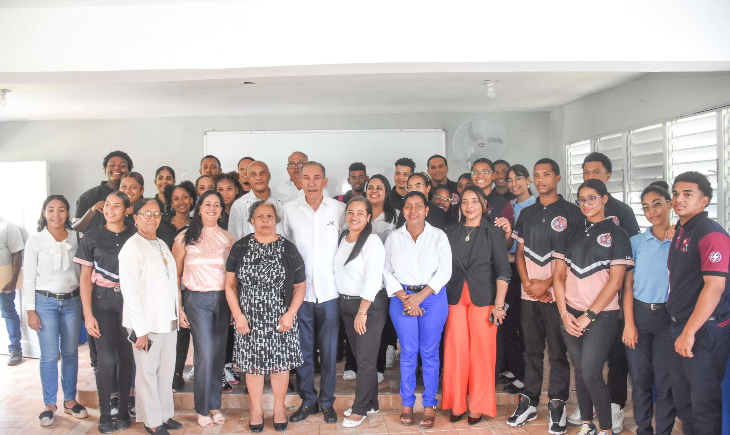 MESCyT inaugura Centro de Inglés de Inmersión en la comunidad de Pantoja