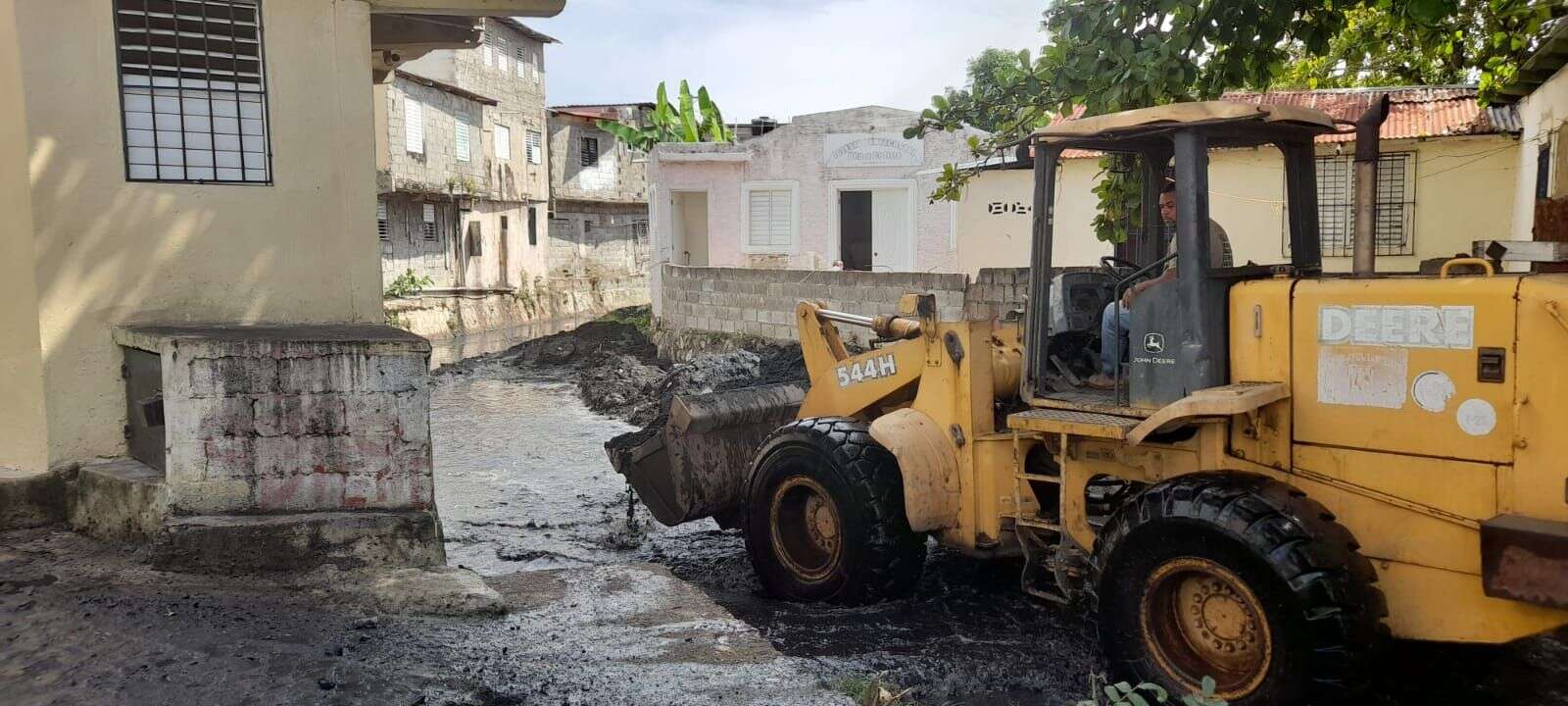 Ayuntamiento de Puerto Plata intervienen cañadas y riachuelos para evitar inundaciones.