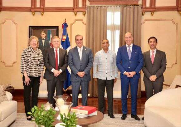 CEO global de Scotiabank y presidente Luis Abinader dialogan.