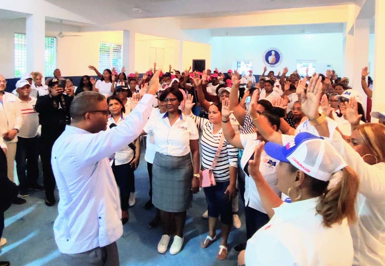Robert Polanco juramenta comando femenino en San Luis junto a Luis