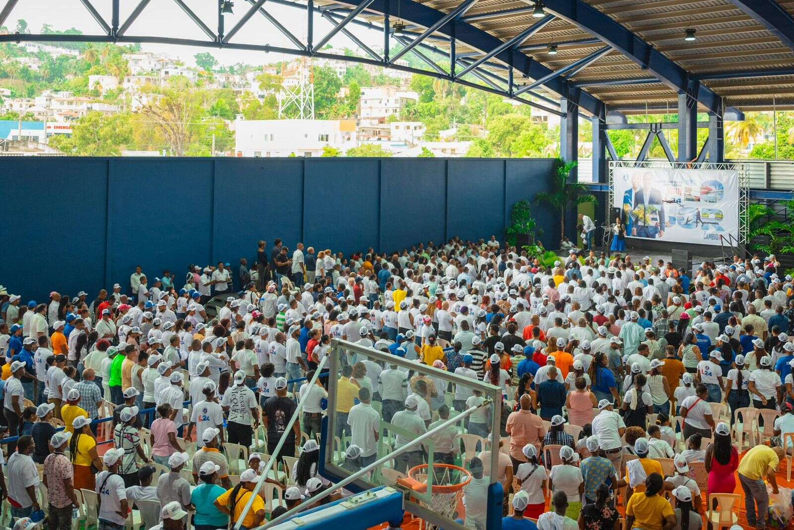 PRM juramenta excandidato a senador de la FP en Samaná