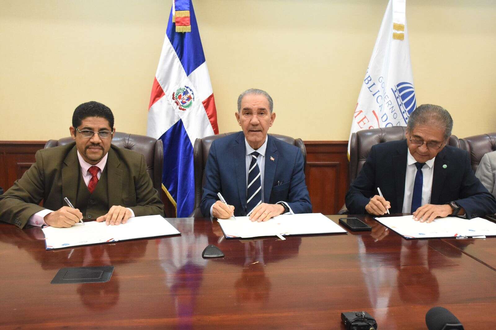 MESCyT firma convenios con Sistema Regional de Acreditación de Ingeniería