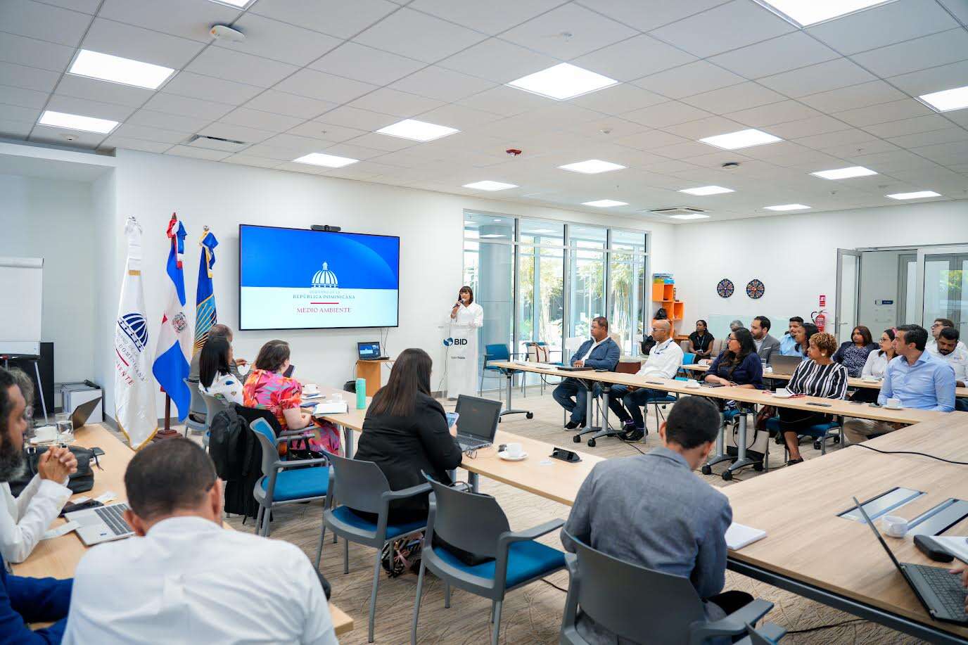 Diálogo entre Medio Ambiente y generadores de residuos especiales y peligrosos.