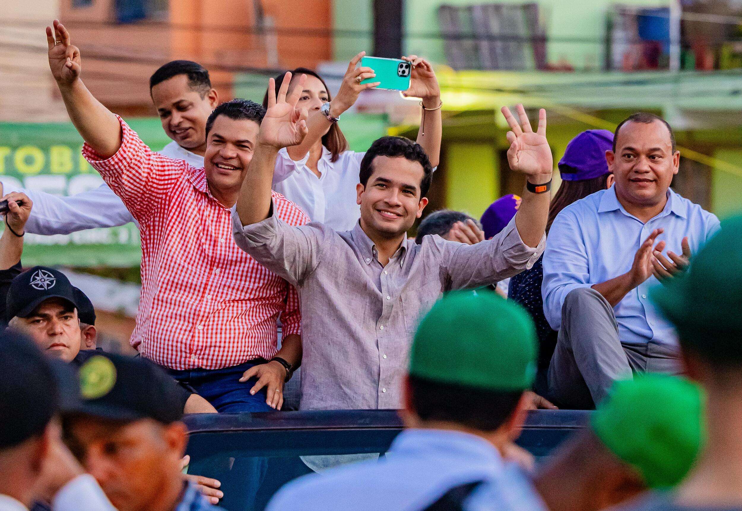 Omar Fernández y 50 candidatos recorren DN