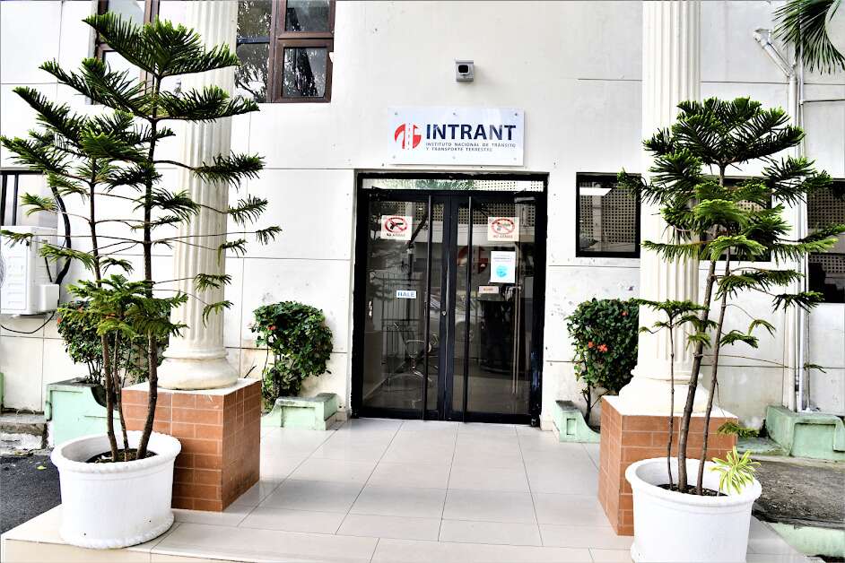 Intrant sanciona colaborador captado infringiendo ley de tránsito