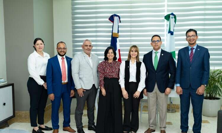 Humano Seguros y HOMS firman acuerdo para cirugías de útero y próstata