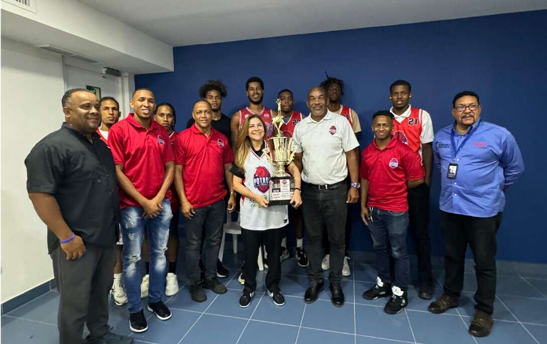 Club de Villa Francisca entrega trofeo de campeonato a Carolina Mejía