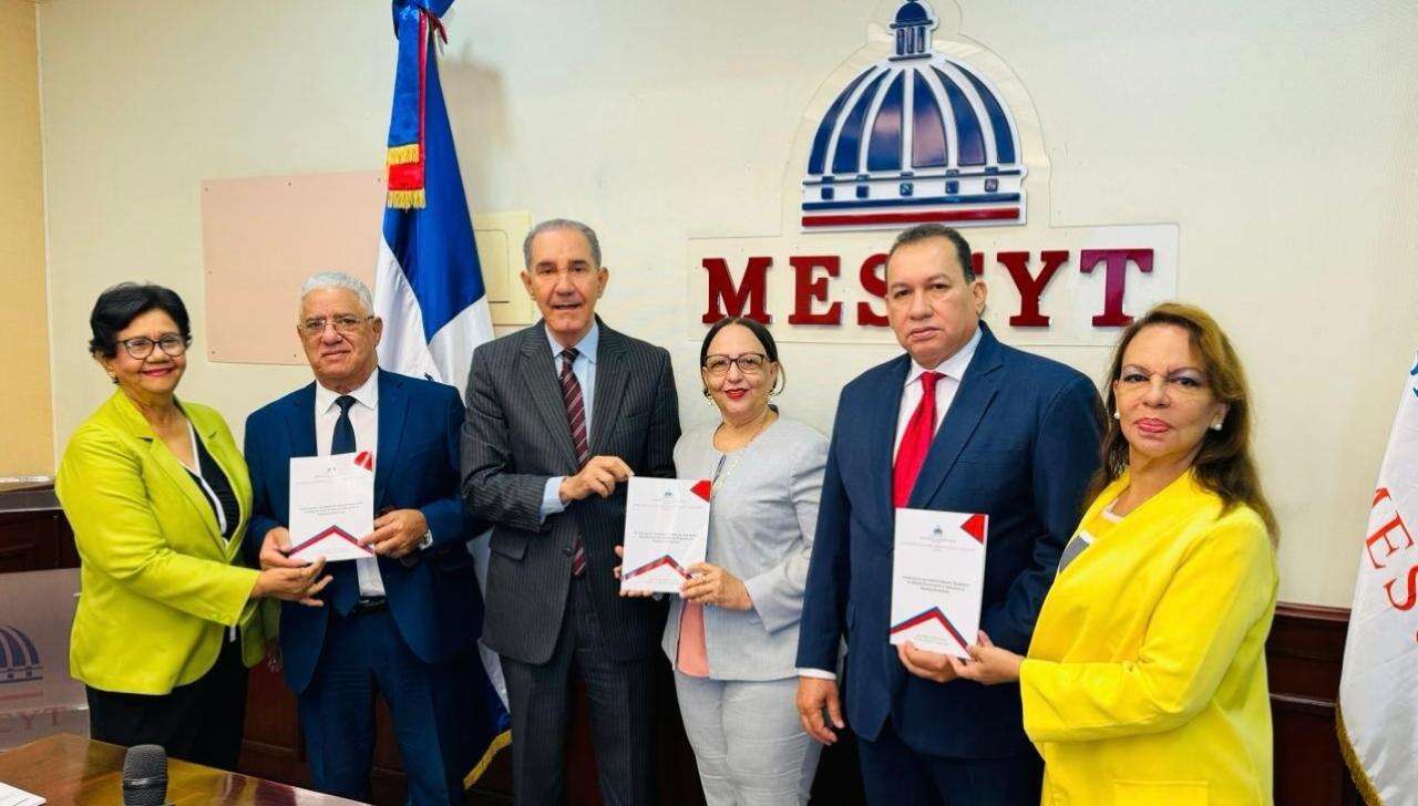MESCyT entrega las normas para la aprobación, evaluación, regulación y acreditación de las Escuelas de Medicina del país