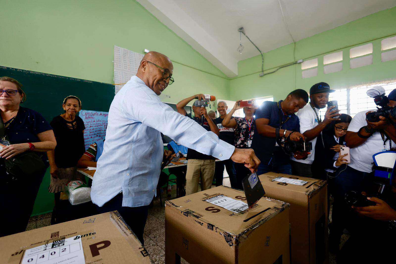Alfredo Pacheco ejerce su derecho al voto y llama a ejercer ese derecho en armonía