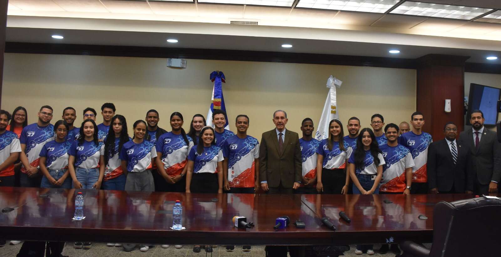 MESCYT recibe al equipo de Apolo 27 por acceder al pódium de premios Overall