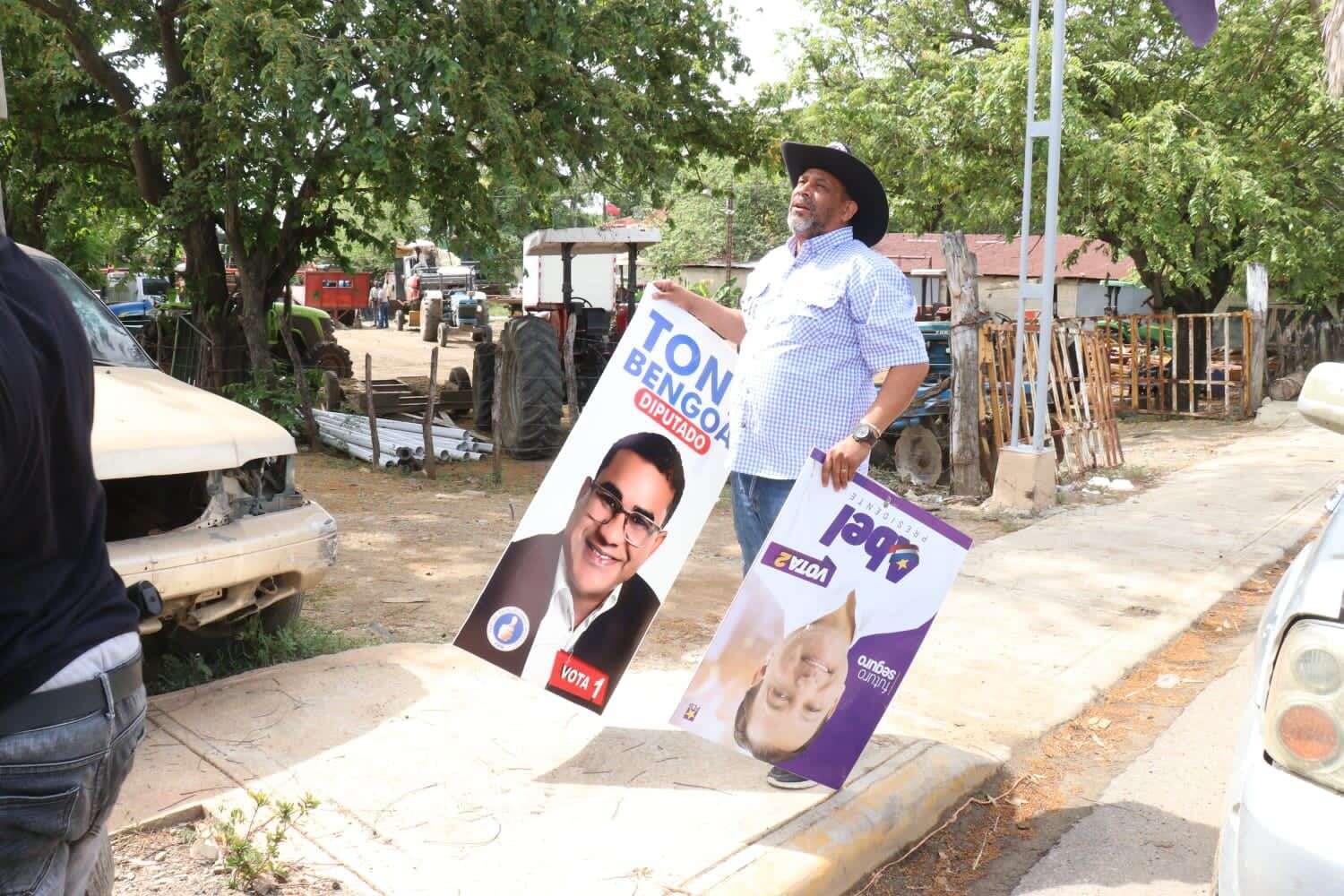 Alcaldía de Dajabón retira propagandas políticas de las calles