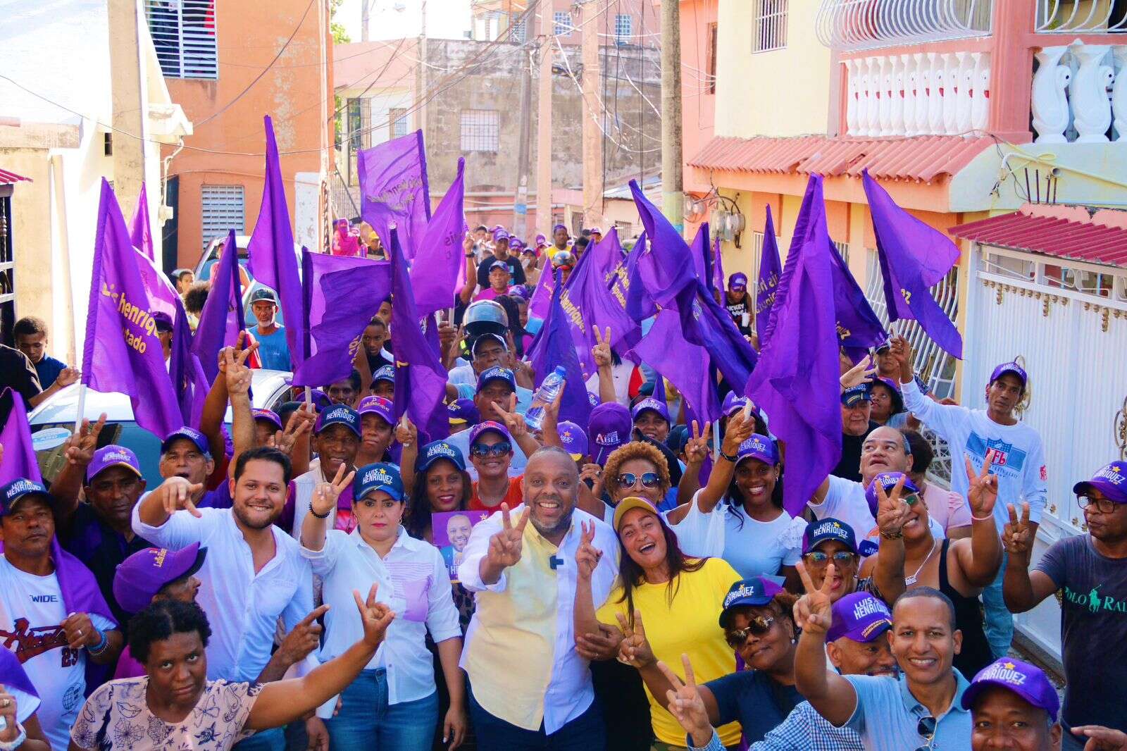 Masivo cierre de campaña de Luis Henríquez