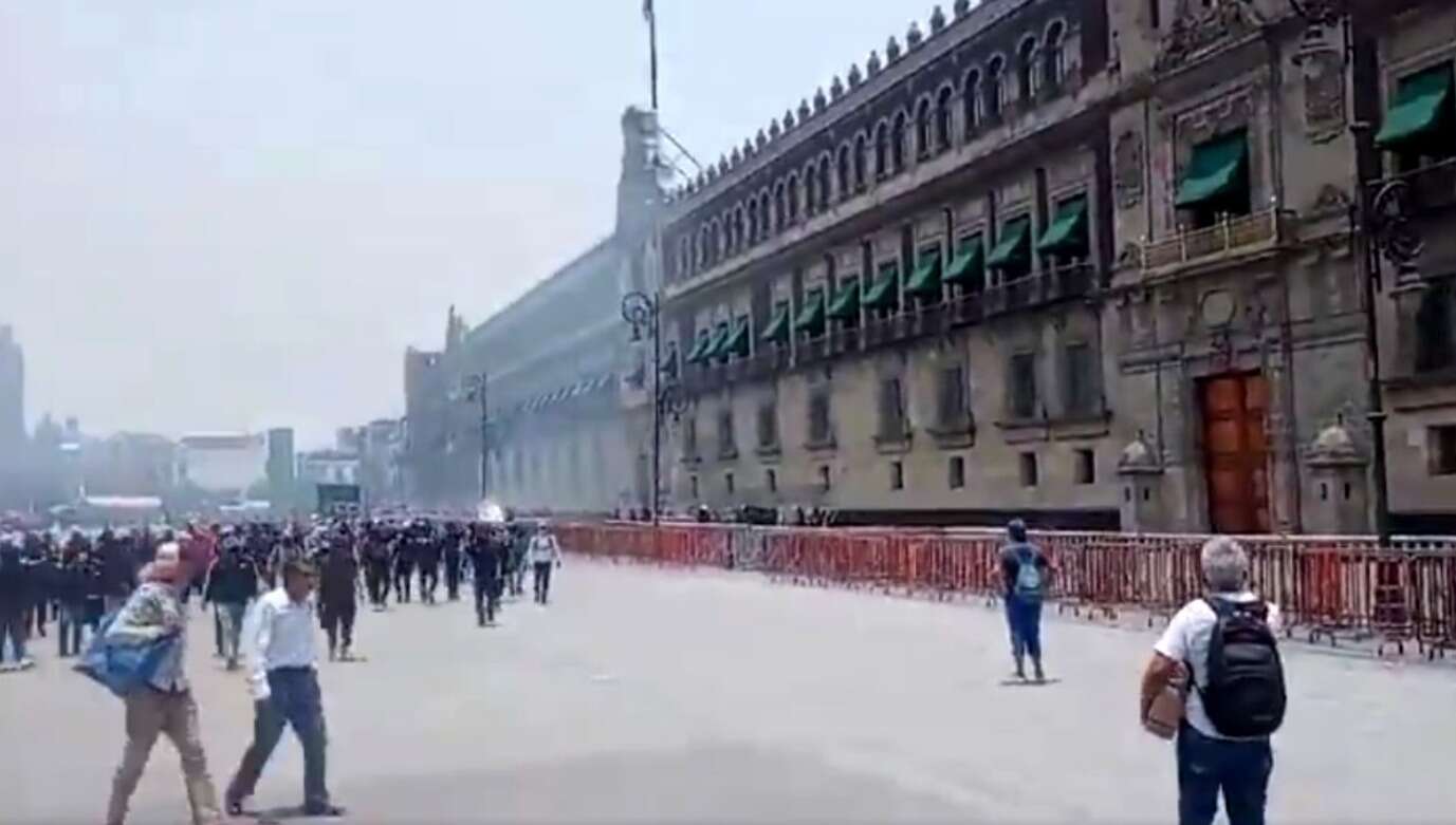 Normalistas lanzan explosivos al palacio presidencial en México