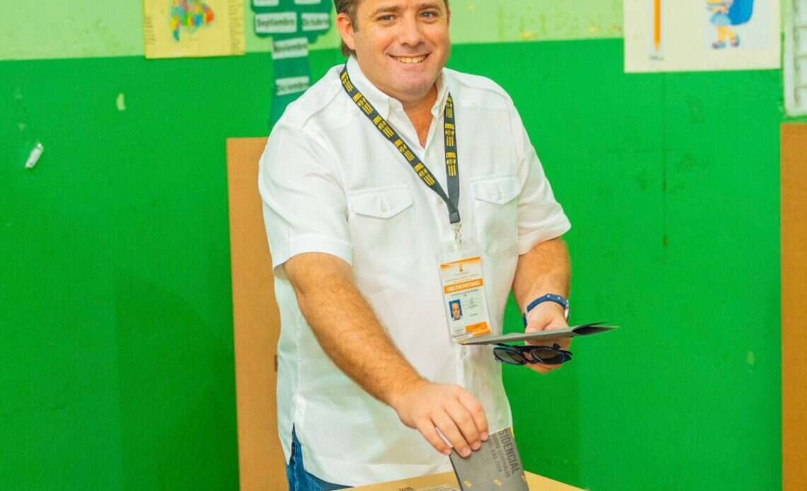 Paliza acude a votar en Puerto Plata